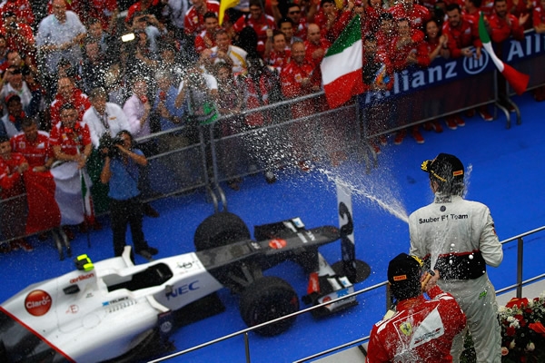 Checo celebró con su gente.