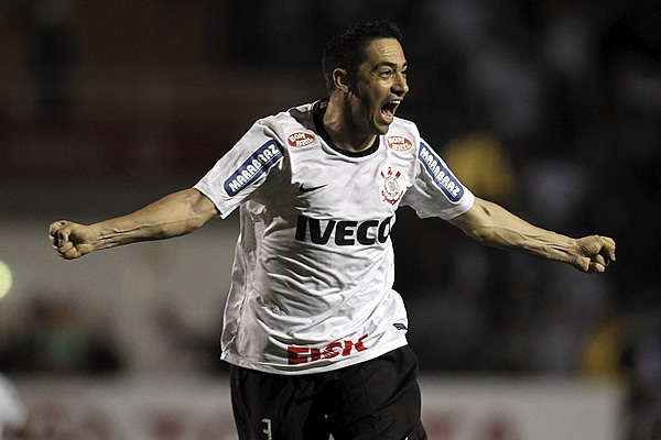 Chicao celebra uno de los dos tantos de su compañero Emerson.