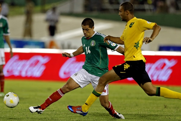 Chicharito es uno de los jugadores que no para de luchar.