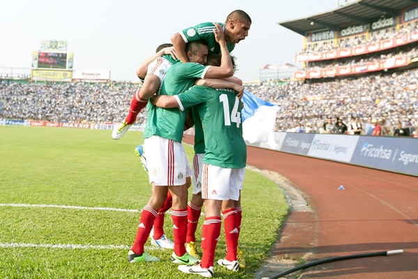 Chicharito rubrica doblete en San Pedro Sula.