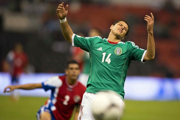 Chicharito se lamenta por no poder alcanzar la esférica.