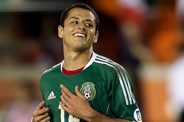 Chicharito sonrió tras conseguir un tanto en el abultado marcador.