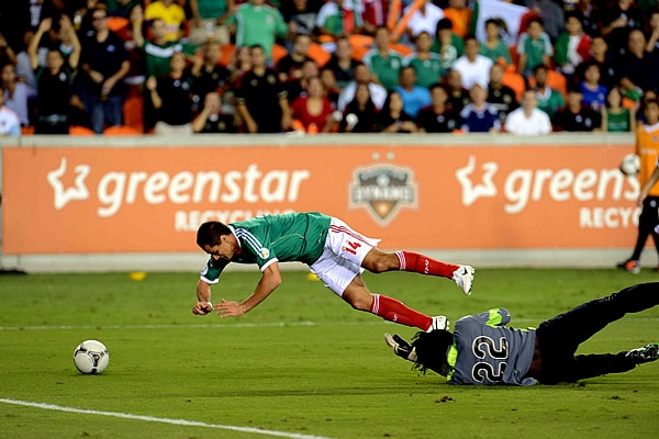 Chicharito sufrió un pénalti en los primeros minutos de juego.