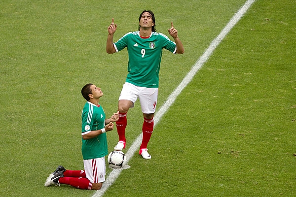Chicharito y De Nigris momentos antes de arrancar el encuentro.
