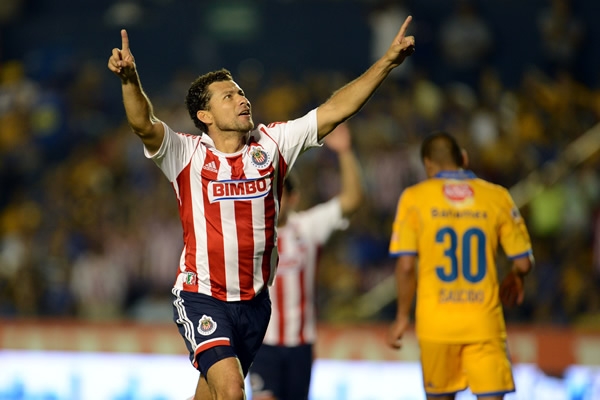 Chivas inagura el marcador.