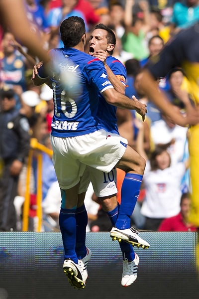 Christian Giménez celebra y sentía cerca el empate cementero.