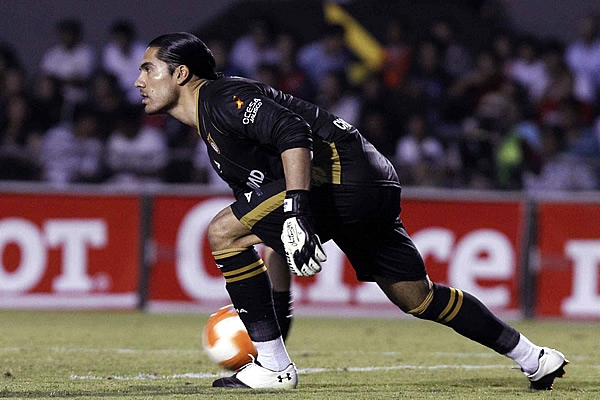 Christian Martínez, atento ante el peligro de los Gallos Blancos.