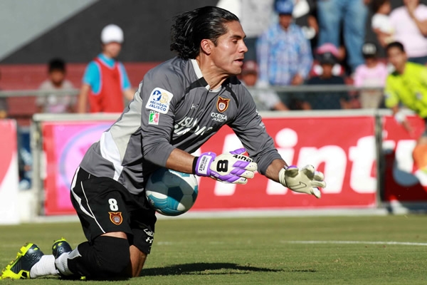 Christian Martínez evitó que Tigres goleara a Estudiantes.