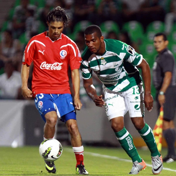 Christian Suárez marcando al delantero, Washington Bruschi.