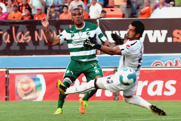 Christian Suárez remata desviado ante la salida del portero jaguar.