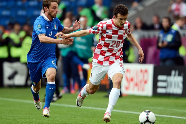 Claudio Marchisio persigue al jugador croata Ivan Perisic.