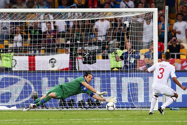 Cole llegó nervioso y le entregó su disparo a Buffon.
