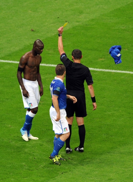 Como era de esperarse, pintaron de amarillo a Balotelli.