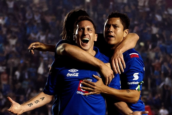 Como poseídos, Cruz Azul da argumentos para ser campeón.