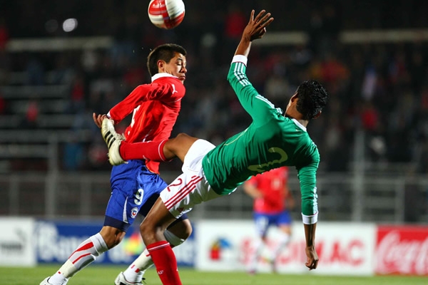 Como sea, la defensa mexicana sacaba el balón del área.