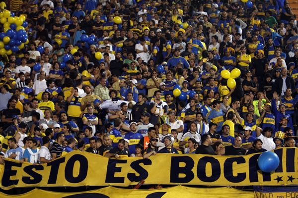Con el lema Esto Es Boca los seguidores argentinos se hacen presentes.