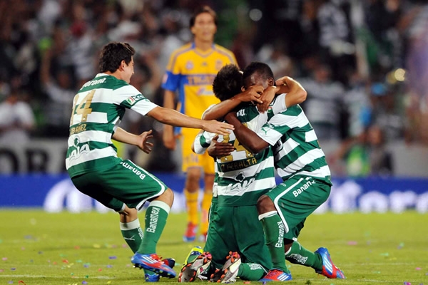 Con el segundo gol de Peralta, Santos estará en la Gran Final.