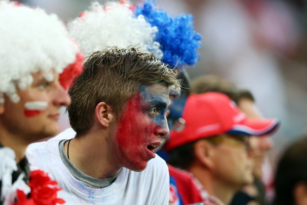 Con los colores se su selección plasmados en el rostro.