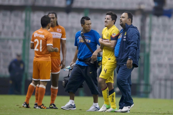 Con mucho dolor, Juárez tuvo que abandonar el juego.