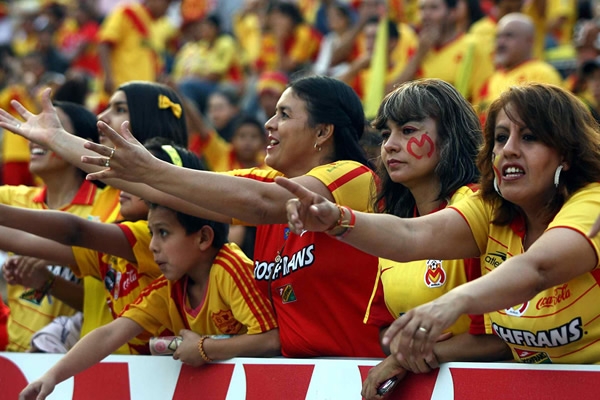 Conforme pasaba el tiempo aumentaba el nerviosismo entre la afición.