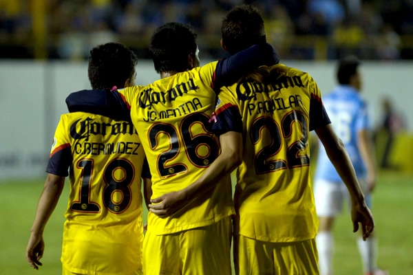 El conjunto azulcrema celebró el triunfo en cancha de San Luis.