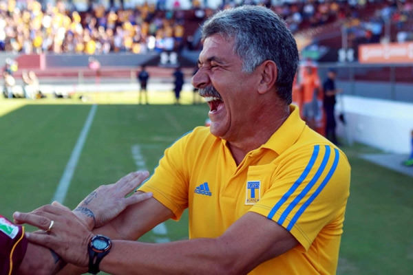 Contento el Tuca Ferretti antes de inicar el encuentro en el 3 de Marzo.