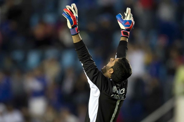 Corona festejando el gol de Pavone.