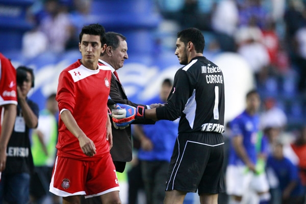 Corona se acercó a hablar con Enrique Meza.