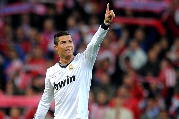 Cristiano quiere levantar la mano por los blancos.