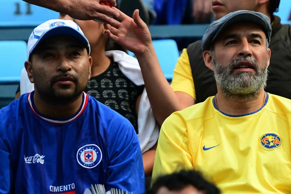 Cruz Azul y América juntos, en la tribuna.
