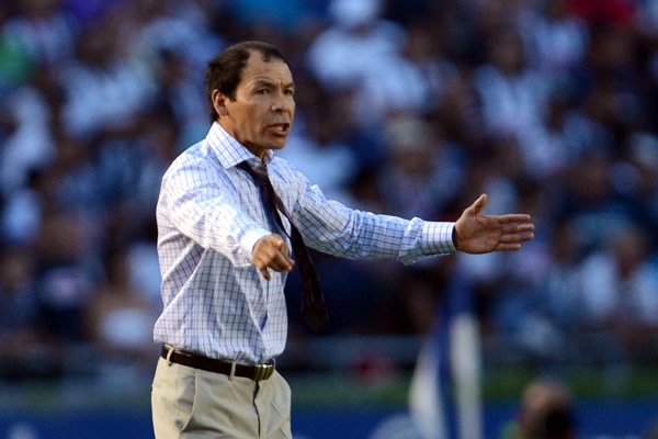 Cruz, ordenando a sus jugadores ante la desventaja.