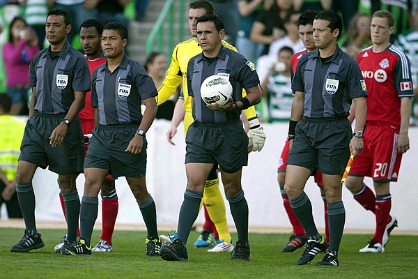 El cuerpo arbitral, liderado por José Pineda de Honduras.
