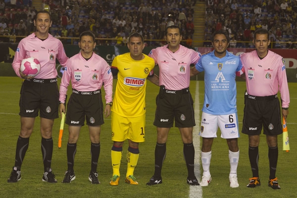 El Cuerpo Arbitral viste de rosa por la campaña contra el cáncer de mama.