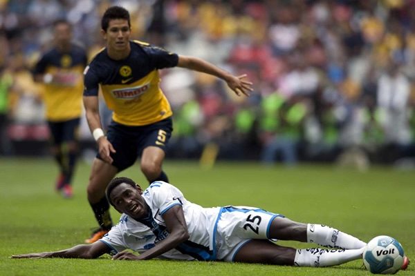 Daley Mena mantuvo ocupada a la defensa de América los primeros minutos.