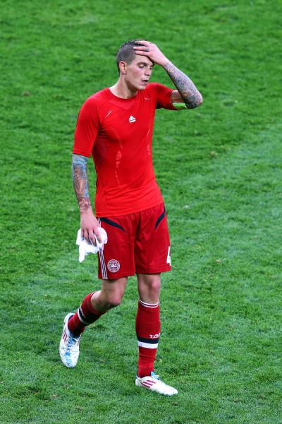Daniel Agger, de Dinamarca, sale desconsolado después de perder ante Portugal.