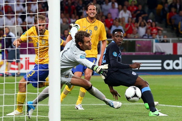 Danny Welbeck concretó una maravilla de gol que le dio el triunfo 3-2 sobre Suecia.