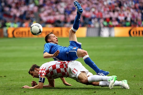 Darijo Srna metió fuerte la pierna sin miramientos.