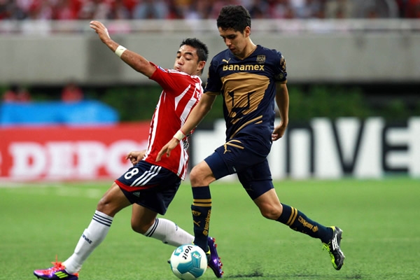 David Cabrera en trabajao de marca sobre Marco Fabián.