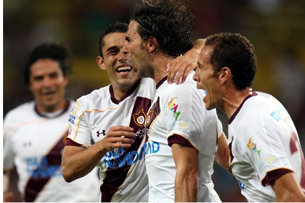 Davino se levantó y remató de cabeza, tras un tiro de esquina.