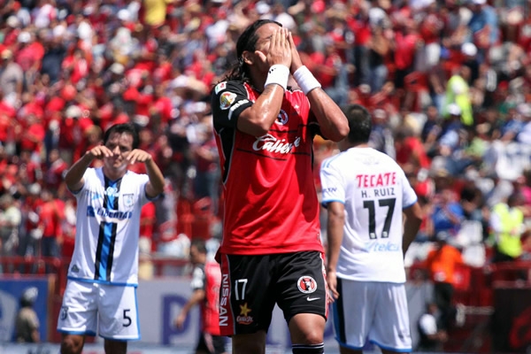 Dayro Moreno se lamenta por fallar una oportunidad clara de gol.