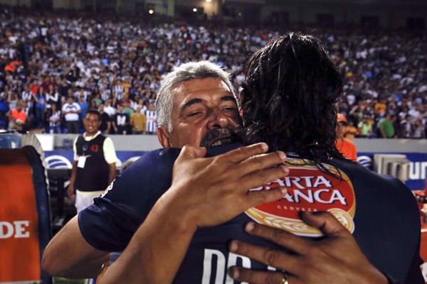 De Nigris y el Tuca se abrazaron previo al juego.