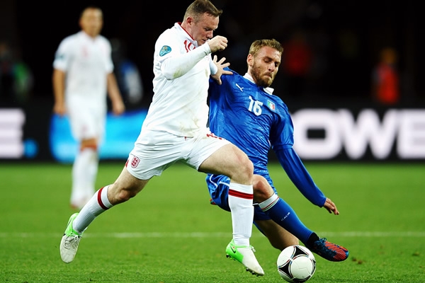 De Rossi hacía sentir a Rooney la fuerza italiana.