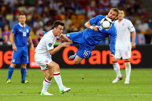 De Rossi se dio tiempo para atacar el arco inglés.