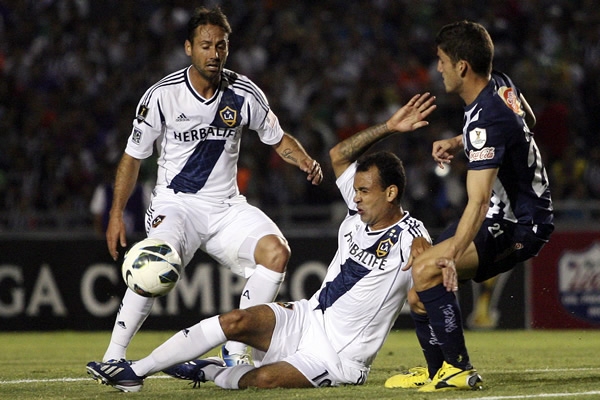 La defensa brasileña se ve mermada por el ataque regio.