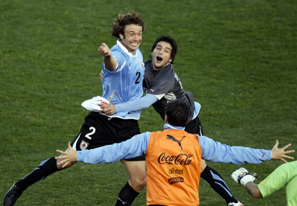 El defensa y capitán de Uruguay, Diego Lugano celebra el título continental.