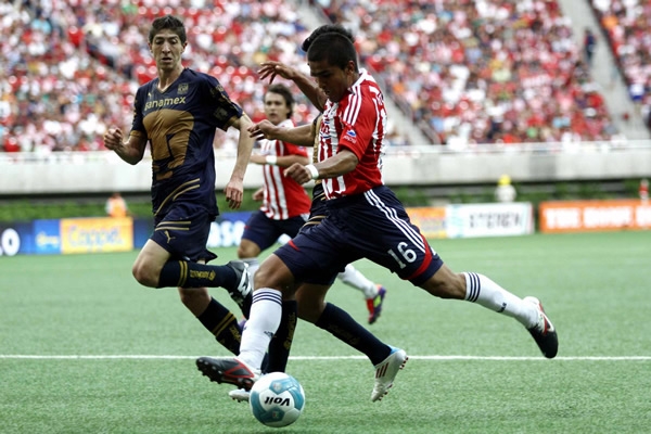 El defensa de las Chivas, Miguel Ángel Ponce también se sumó al ataque.