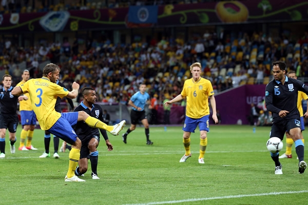 El defensa sueco Mellberg conseguía el gol que adelantaba a su selección.