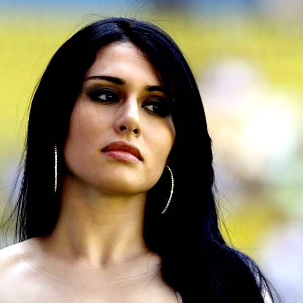 Delantera letal de besos y miradas.