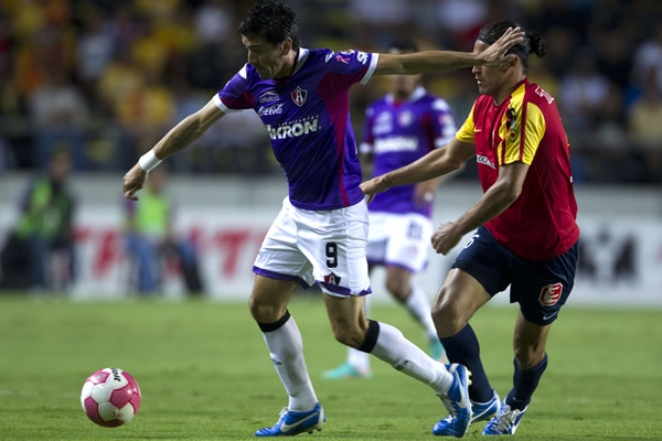 El delantero chileno de Atlas buscando generar peligro.