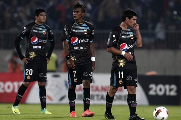 Desconcierto entre los jugadores de la Liga de Quito tras recibir una anotación.